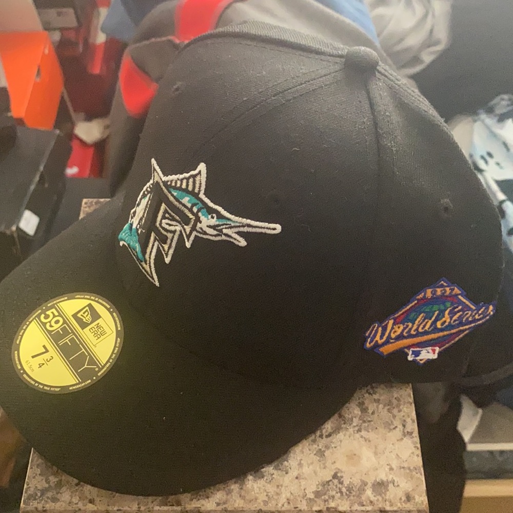Fitted hat - Picture 2 of 2